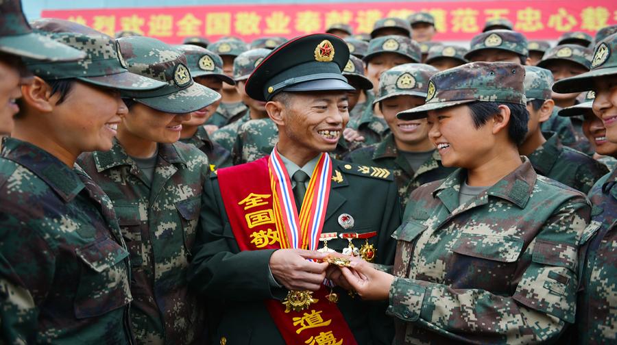 八一勋章,致敬英雄事迹,铭记伟大时刻——记2021年功勋人物事迹,八一勋章,致敬英雄伟业,铭记功勋人物的伟大时刻