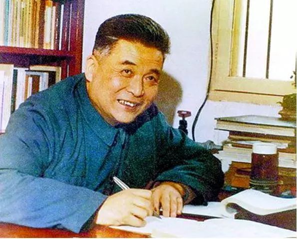 邓稼先的优秀精神品质，卓越、奉献与坚韧不拔，邓稼先，卓越、奉献与坚韧不拔的精神典范