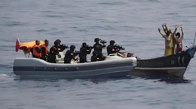 中国海警抓捕海盗，捍卫海洋安全的坚定决心，中国海警坚决打击海盗，捍卫海洋安全荣耀使命
