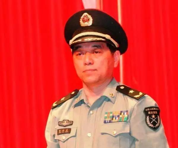 集团军司令员与军区司令员，职责与权力的异同，集团军司令员与军区司令员，职责与权力对比解析