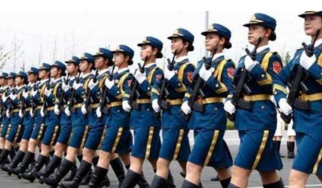 中国女兵穿红衣服阅兵，展现力量与美丽的完美结合，中国女兵红装亮相阅兵，力量与美丽的完美融合