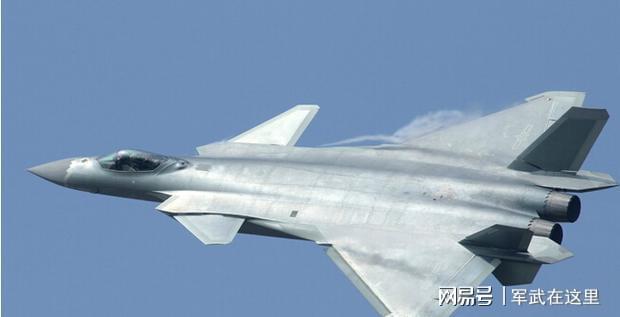 歼8战斗机为什么没有鸭翼，歼8战斗机为何未采用鸭翼设计？