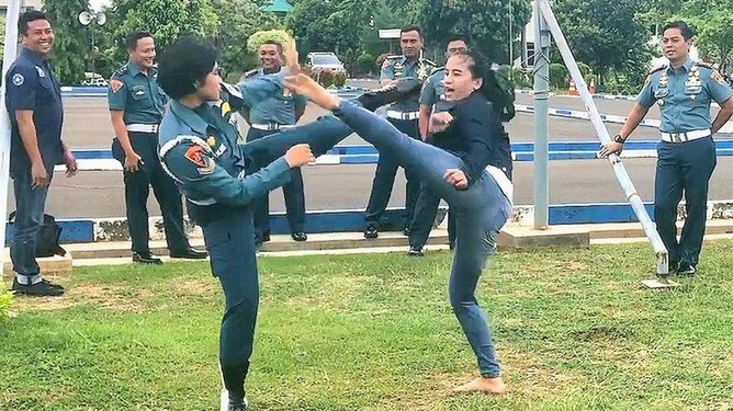 中国武警女兵单人图片，展现新时代巾帼英雄的风采，中国武警女兵风采，新时代巾帼英雄展现英姿图片