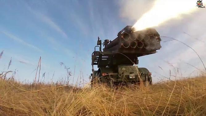 BM-30火箭炮，现代战场上的重要武器，BM-30火箭炮，现代战场核心武器