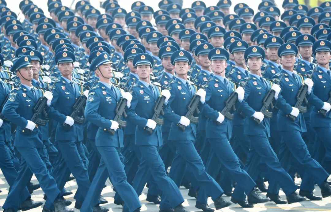震撼人心！观看2019中国女兵方队视频，感受巾帼英雄的风采，巾帼英雄风采，震撼心灵的2019中国女兵方队视频