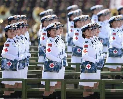 阅兵方阵里士兵们的全副武装，荣耀与力量的展现，阅兵方阵中的全副武装，荣耀与力量的汇聚