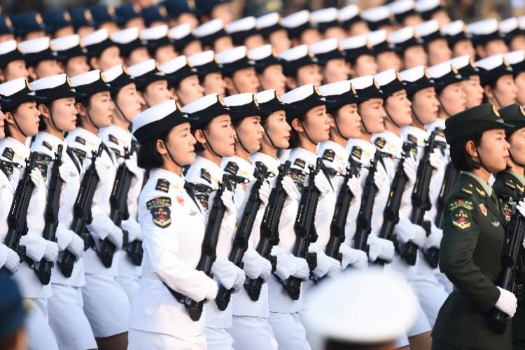 受阅的三军女兵方队，展现新时代巾帼英雄风采，新时代巾帼英雄，三军女兵方队展现风采