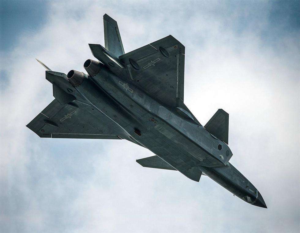 歼-20与F-22，究竟谁更胜一筹？，歼-20与F-22对决，谁更胜一筹？