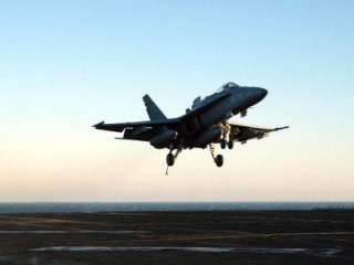 电影中的英勇瞬间,歼-10战斗机迫降废弃机场的震撼场面,电影中的英勇瞬间,歼-10战斗机废弃机场震撼迫降场景