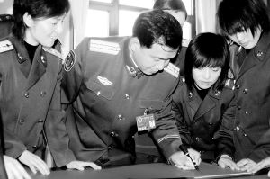 丁晓兵参加婚礼，见证幸福时刻的军人风采，丁晓兵参加婚礼，军人风采见证幸福时刻