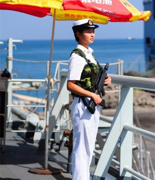 中国女兵站岗图片，展现新时代女性的力量与风采，中国女兵站岗瞬间，新时代女性的力量与风采展现