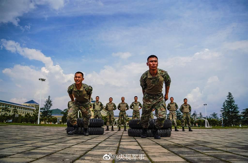 解放军19式星空迷彩服，新时代军需的新标杆，解放军新时代军需标杆，19式星空迷彩服亮相