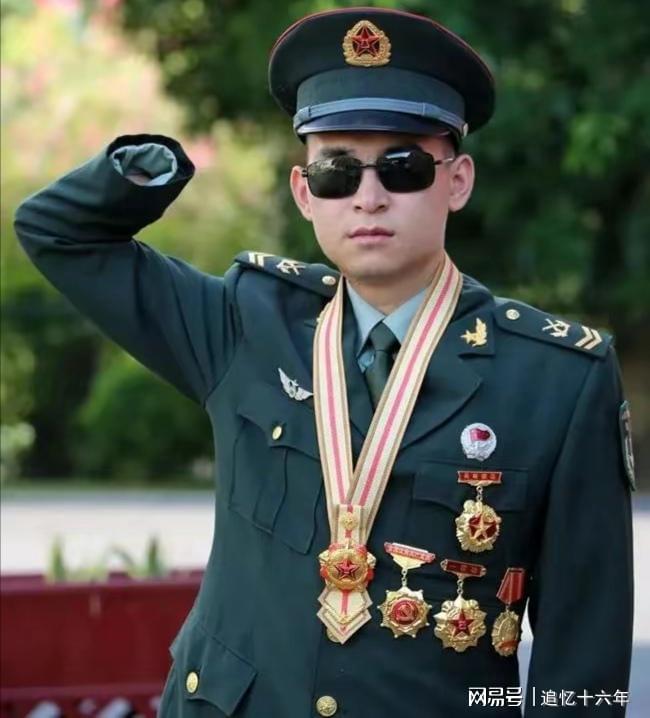 八一勋章与一等功，荣誉的对比与解读，八一勋章与一等功，荣誉对比与深度解读