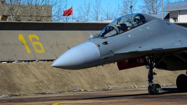 歼-16挂载空地导弹，空中力量的新型利器，歼-16挂载空地导弹，空中新型利器展露锋芒