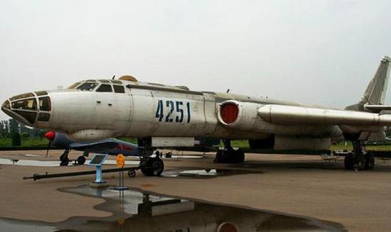 轰-6系列战机，各种型号图片解析与展示，轰-6系列战机型号全解析及图片展示