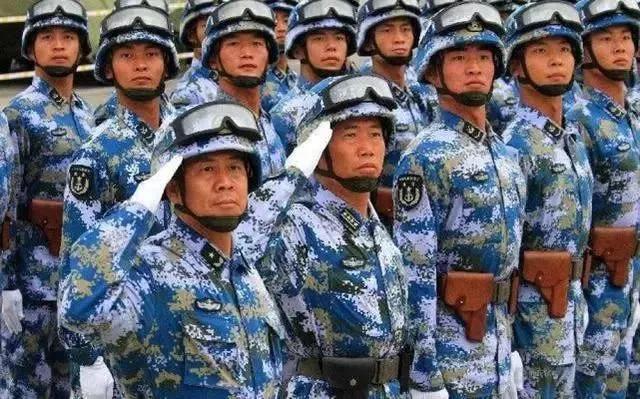 新式城市迷彩服图片，时尚与功能的完美结合，时尚与功能兼备，新款城市迷彩服图片展示