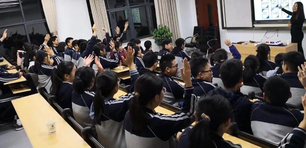 招收女生的军校，了解那些培养女性军事人才的大学，培养女性军事人才的军校介绍，哪些大学招收女生？