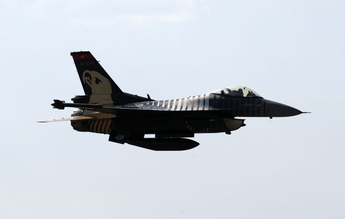 美将为乌克兰F-16战机配备先进武器，深度分析与影响评估，美加强乌克兰F-16战机武装，深度分析与影响评估
