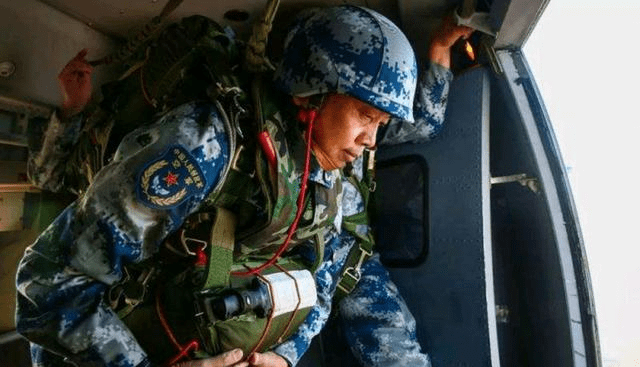揭秘空降兵第十五军军长身份，一位英勇将领的传奇故事，揭秘空降兵第十五军军长传奇故事，英勇将领的身份与历程
