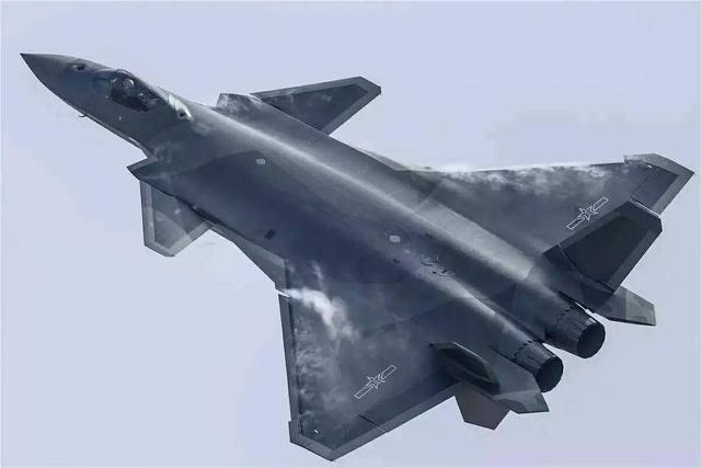 歼-20与F-22，究竟哪个更大？，歼-20与F-22，谁更大？对比解析