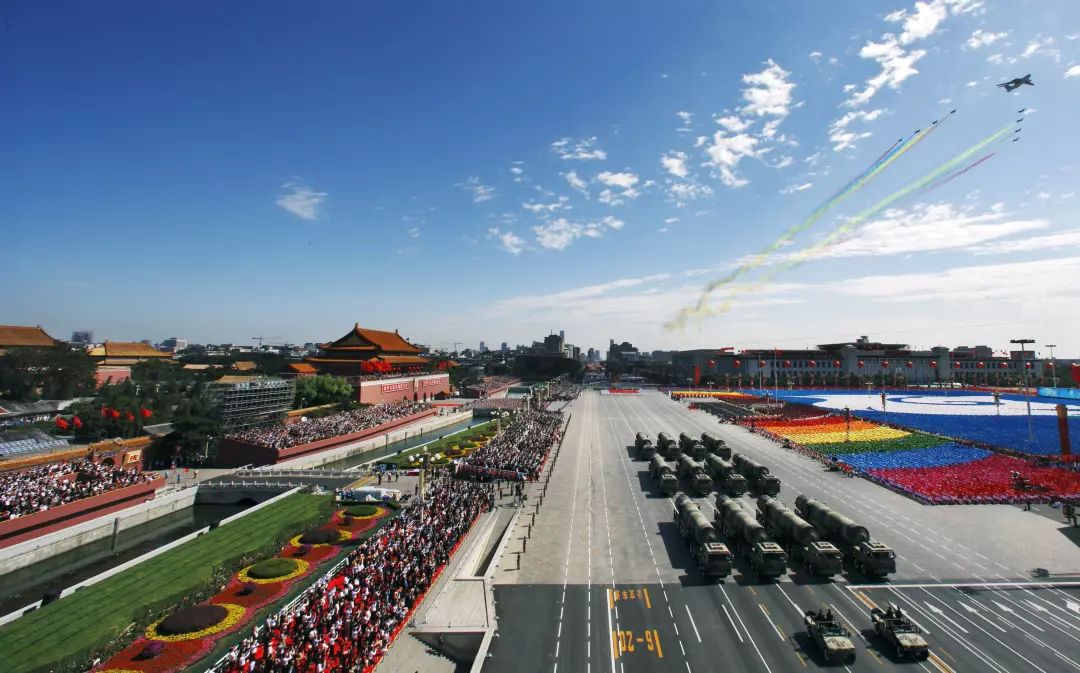 国庆70周年大阅兵开场，辉煌盛典，展现大国风采，国庆70周年大阅兵盛大开幕，辉煌场景展现大国风采与实力