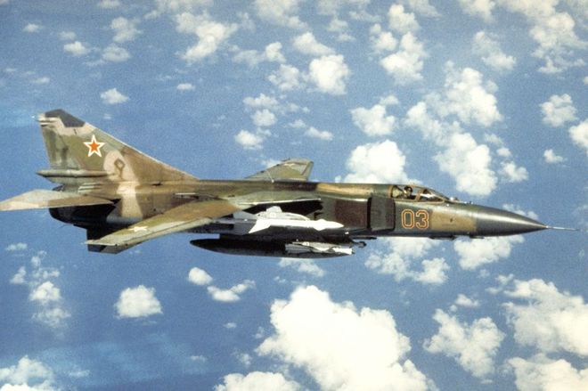 米格-27与苏-24，冷战时代的空中霸主对比研究，冷战时代空中霸主对比，米格-27与苏-24的深度研究