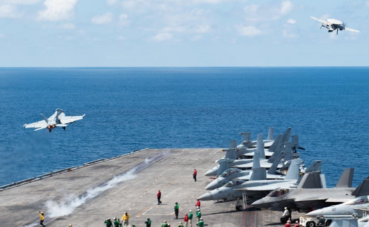 美国航母驶入南海，一段引发国际关注的视频，美国航母驶入南海引发国际关注热议的视频