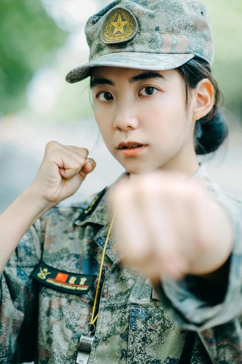 中国女兵照片图片，展现铿锵玫瑰的英勇风采，中国女兵，铿锵玫瑰的英勇风采图片展示
