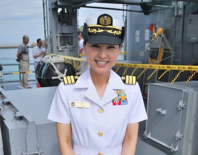 中国海军首艘驱逐舰女舰长,破浪前行的巾帼英雄,中国海军首艘驱逐舰女舰长,巾帼英雄破浪前行