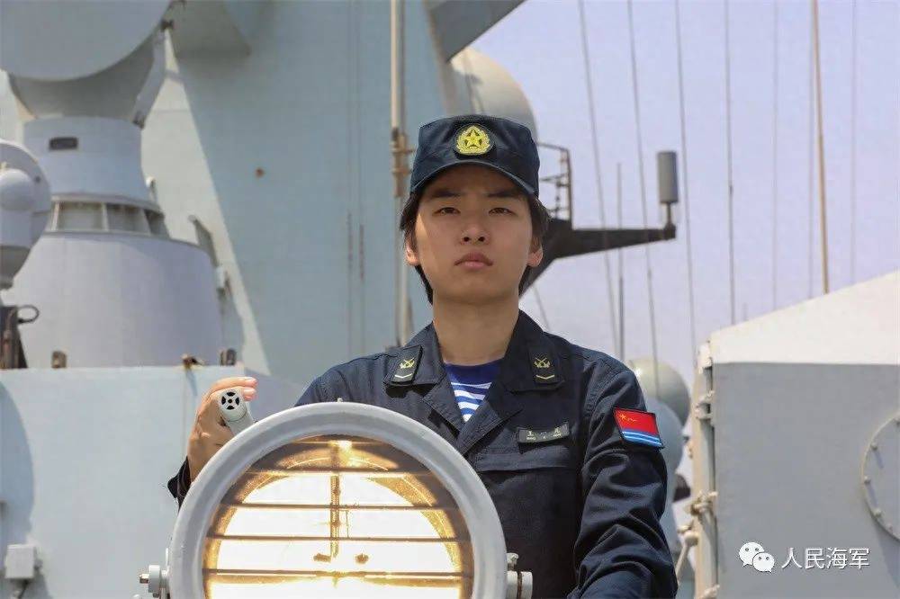 中国海军首艘驱逐舰女舰长,破浪前行的巾帼英雄,中国海军首艘驱逐舰女舰长,巾帼英雄破浪前行
