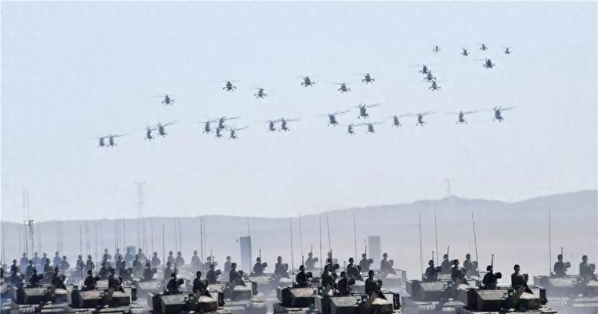 阅兵方阵里士兵们全副武装的震撼力量，阅兵方阵展现全副武装士兵震撼力量