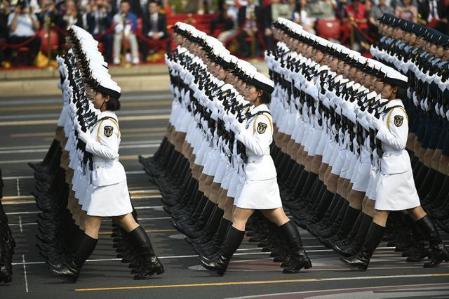 阅兵女兵