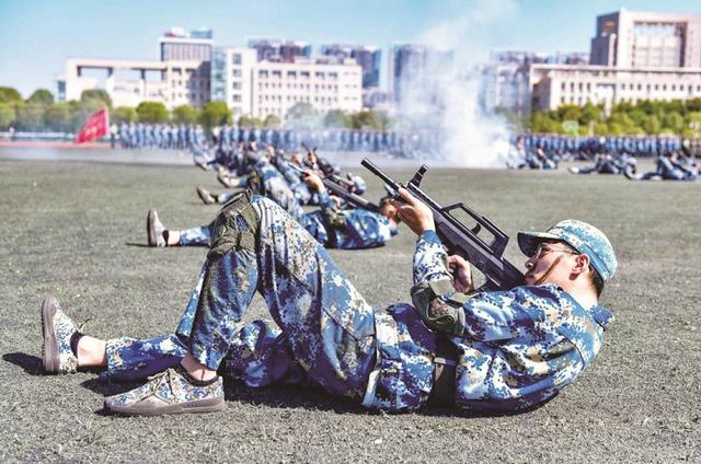 国防军事，新中国成立七十周年的辉煌历程与前瞻，新中国成立七十周年，国防军事的辉煌历程与前瞻