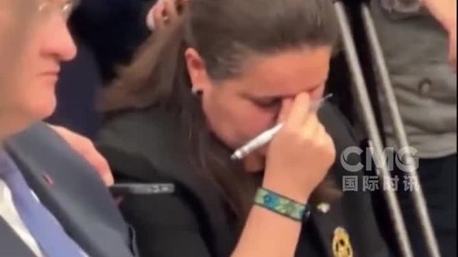 美乌总统激烈争吵,乌大使直掐眉心,透视国际关系的微妙变化,美乌总统激烈争吵背后的微妙国际关系透视,乌大使的眉间紧锁揭示深层矛盾