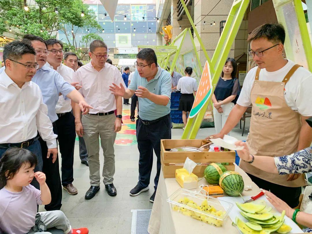 信亚东，一位引领时代的杰出人物，信亚东，时代引领者的杰出风采