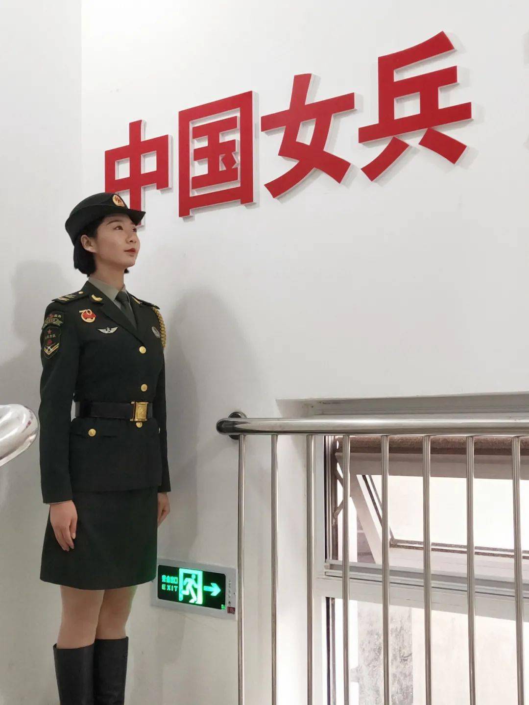 关于女兵的稿件，新时代的女兵风采，新时代女兵风采，展现巾帼英雄的力量与荣耀