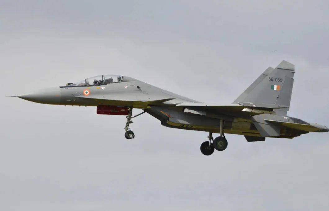 F18是重型战斗机吗？解析其定位与特点，F18战斗机的定位与特点，重型战机的解析