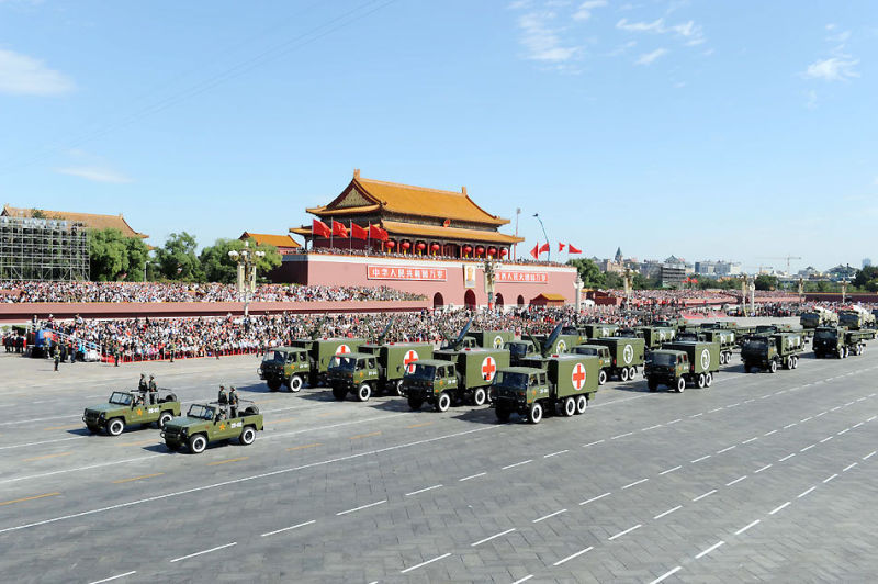 仪仗队阅兵走过天安门广场，荣耀与力量的展现，天安门广场阅兵，荣耀与力量的展现