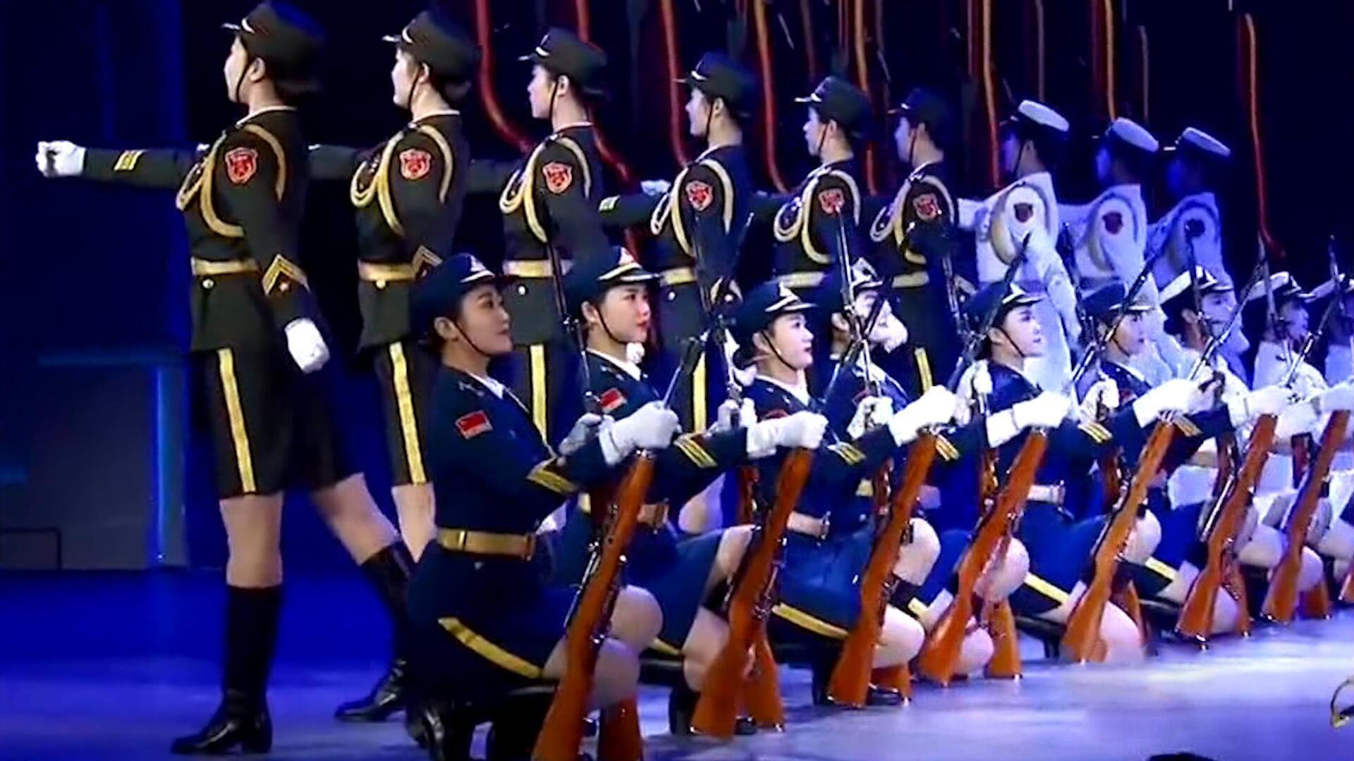 三军女兵方队惊艳，展现新时代巾帼英雄风采，新时代巾帼英雄，三军女兵方队展现风采