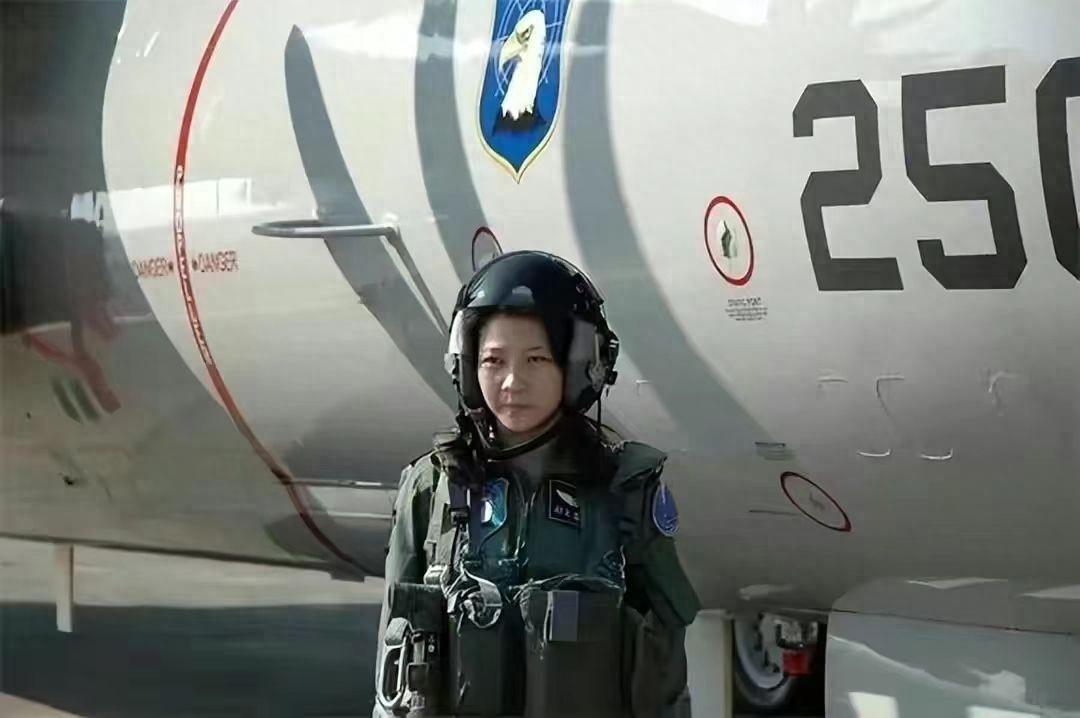 中国歼-20女飞行员,展翅高飞,梦想成真,中国歼-20女飞行员,梦想翱翔,勇攀高峰