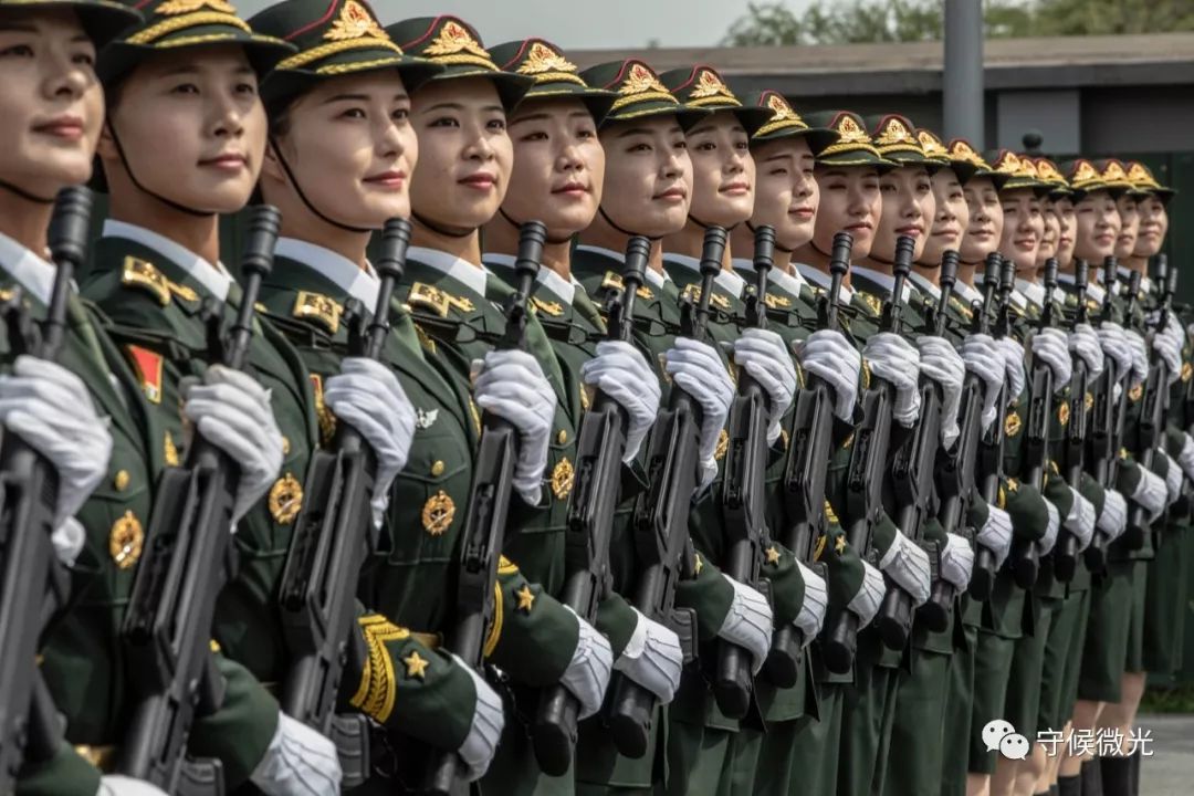 阅兵式上的女兵方队，展现新时代巾帼风采，阅兵式女兵方队，新时代巾帼风采展现