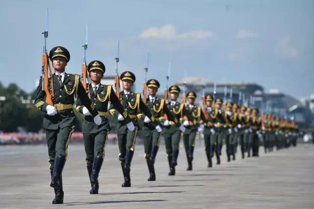 阅兵方阵里士兵们个个腰杆挺直——精神风貌与时代力量的展现，阅兵方阵展现士兵精神风貌与时代力量，腰杆挺直，气势如虹