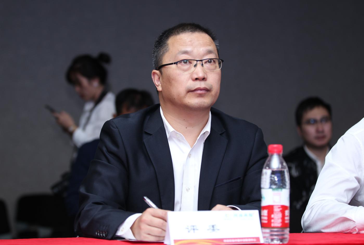 大学生征兵宣传PPT免费，新时代的召唤与青年的担当，免费大学生征兵宣传PPT，新时代的青年担当与召唤