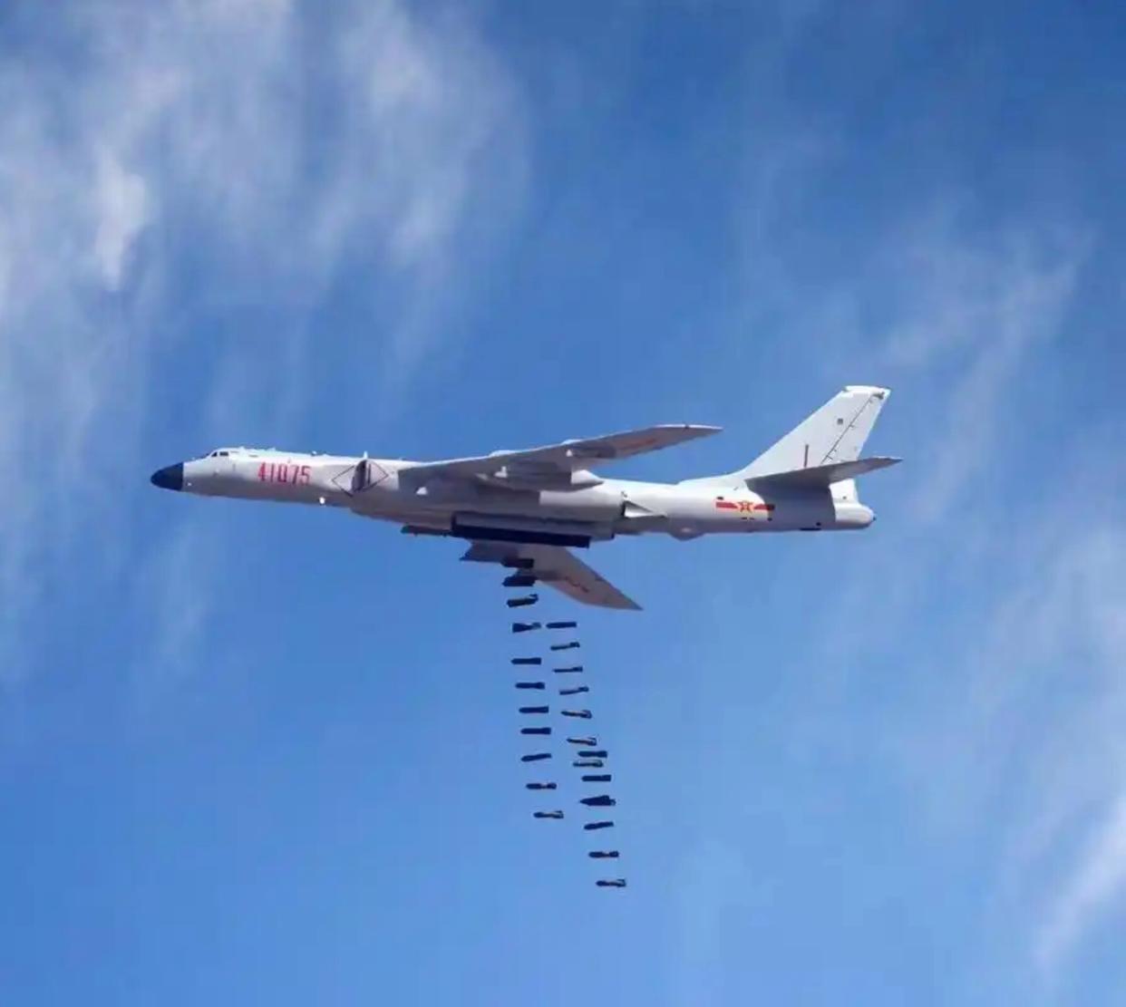 轰-6G轰炸机挂弹,空中巨无霸的崭新力量,轰-6G轰炸机挂弹展示,空中巨无霸的崭新战斗力