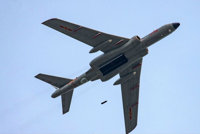轰-6G轰炸机挂弹,空中巨无霸的崭新力量,轰-6G轰炸机挂弹展示,空中巨无霸的崭新战斗力