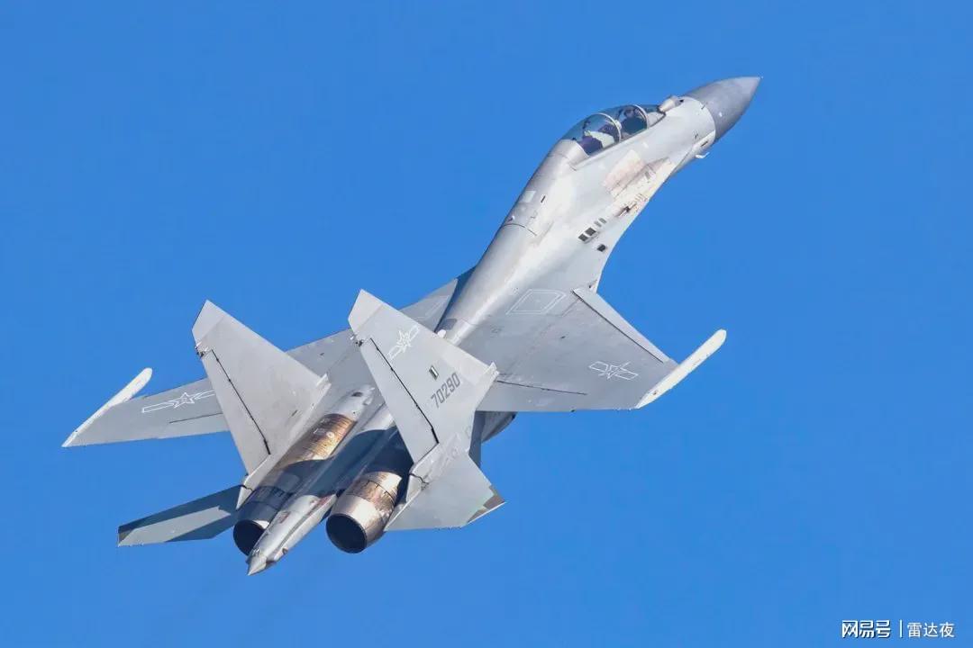 歼-16与苏-35机动性比较，现代空中力量的灵活之翼，歼-16与苏-35机动性对比，现代空中力量的灵活之翼展示