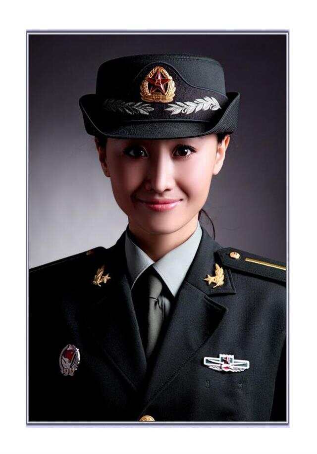 中国女兵军装常服照片，展现飒爽英姿的她们，中国女兵常服英姿，飒爽风采的她们