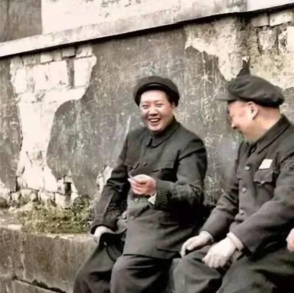 阅兵方阵中的铁骨铮铮——士兵们的腰杆挺直，阅兵方阵中的铁骨铮铮——士兵风采，腰杆挺直，意志坚定