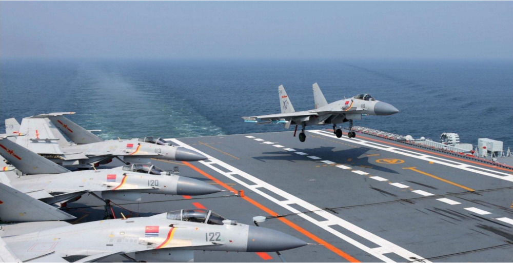 航空母舰，提供强大起飞平台，展现海上霸主之姿，航空母舰，海上霸主之姿的强力起飞平台