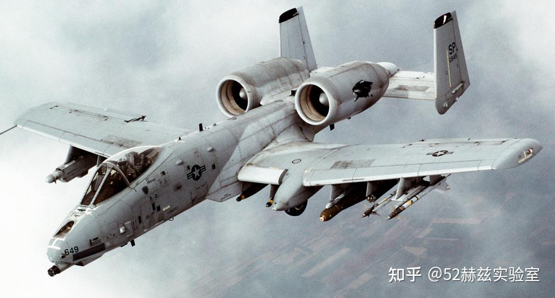 美国A-10疣猪攻击机对地攻击，力量与威力的象征，美国A-10疣猪攻击机的威力与力量象征，对地攻击震撼展示